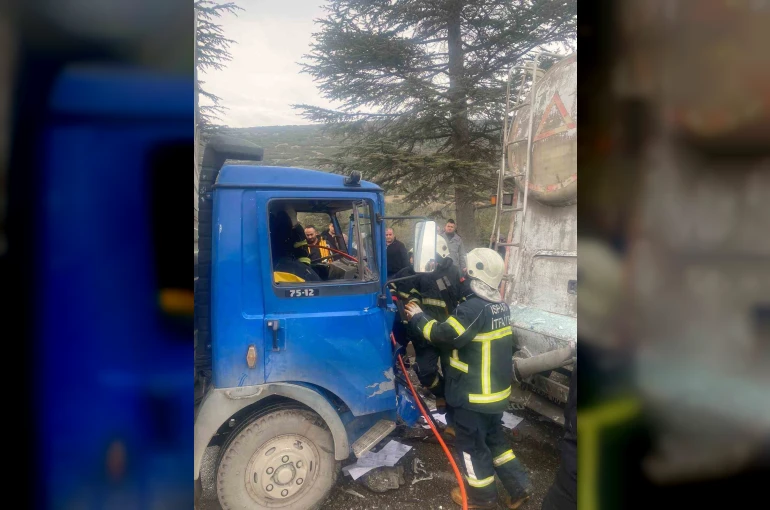 Isparta’da kamyonet ile mikser çarpıştı: 1 yaralı