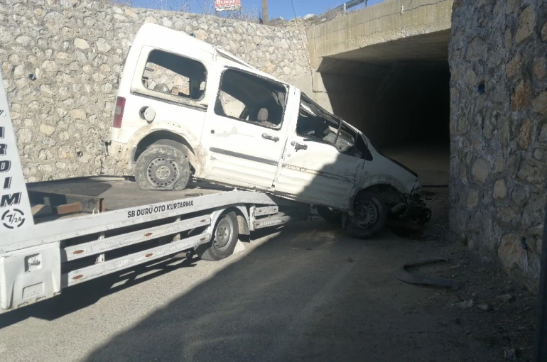 Isparta’da kontrolden çıkan araç köprüden uçtu: 1’i ağır 3 yaralı