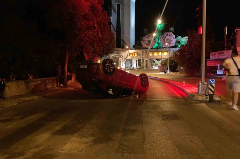 Isparta’da refüje çarpan otomobil ters döndü, sürücü hafif yaralandı