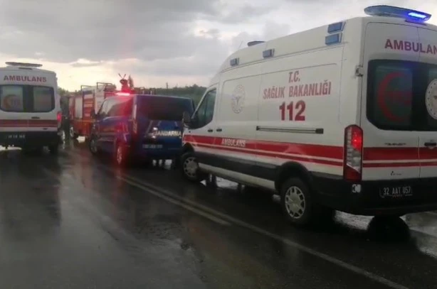 Isparta’da tur minibüsü şarampole yuvarlandı: 4 ölü, 16 yaralı