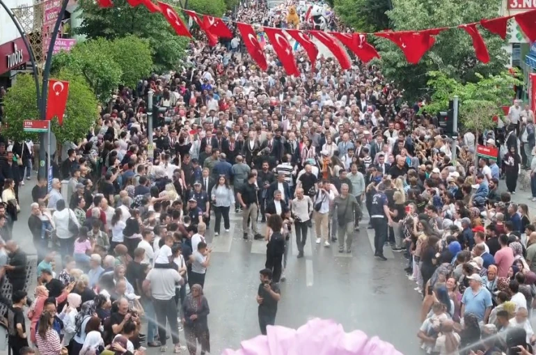Isparta’da Uluslararası Gül Festivali coşkusu: Binlerce kişi kortejde buluştu