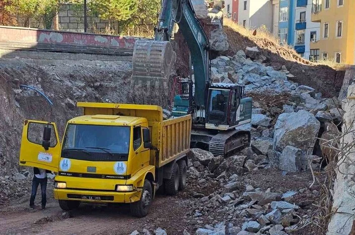 İspir’de heyelan krizi 