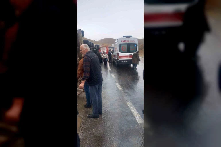 İspir’de koyun yüklü tır devrildi: Can pazarı yaşandı