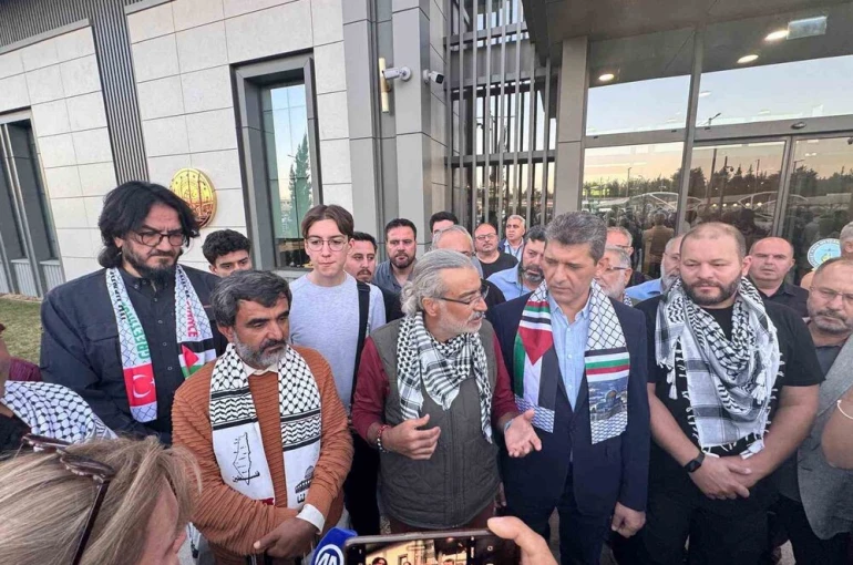 İsrail’in alıkoyduğu 2 aktivist Antalya’ya döndü
