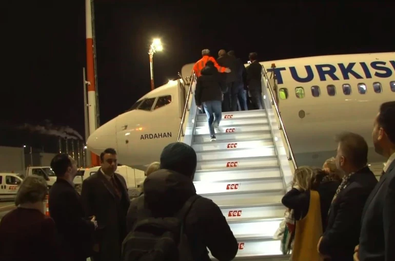 İsrail’in alıkoyduğu Küresel Sumud Filosu aktivistlerini taşıyan uçak İstanbul’a geldi