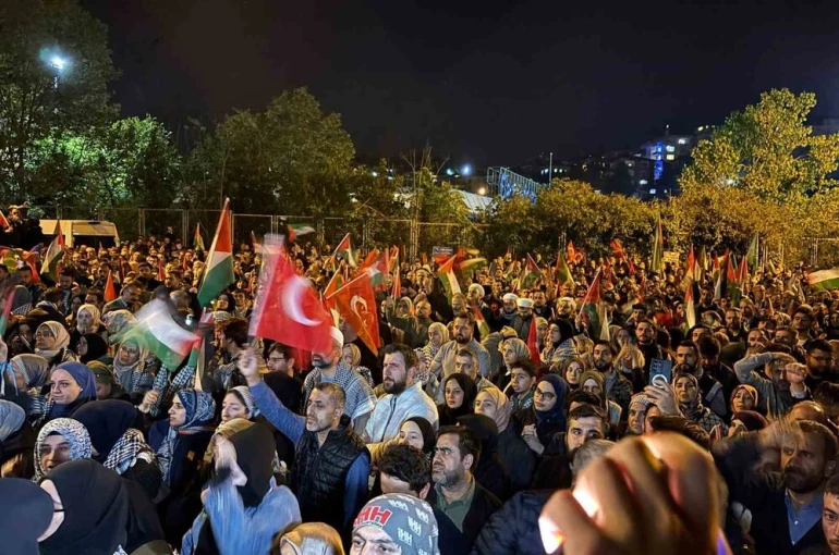 İsrail’in Sumud Filosu’a müdahalesinin ardından ABD Konsolosluğu önünde protesto edildi