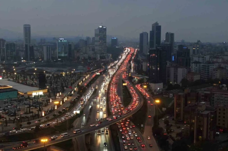 İstanbul Anadolu yakasında oluşan trafik yoğunluğu havadan görüntülendi