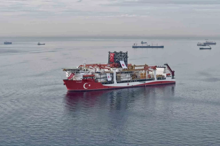 İstanbul Boğazı’na yaklaşan Türk sondaj gemisi havadan görüntülendi 