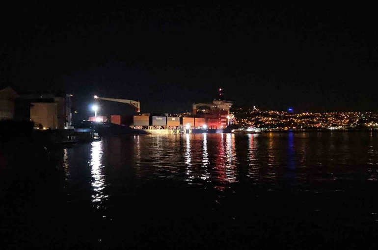 İstanbul Boğazı’nda gemi yalıya metreler kala karaya oturdu, geçişler geçici olarak durduruldu