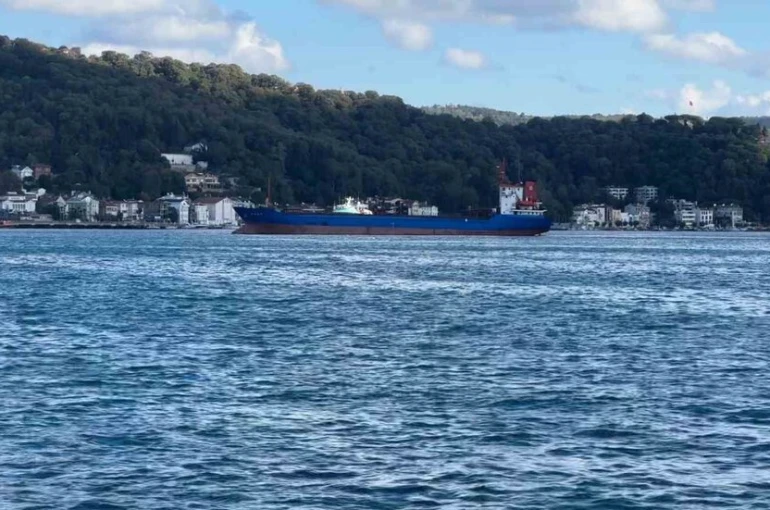 İstanbul Boğazı’nda kargo gemisi motor arızası yaptı