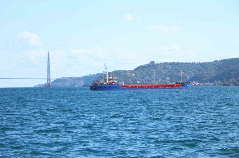 İstanbul Boğazı’nda kaza yapan "ARTVİN" isimli gemi Sarıyer’e getirildi