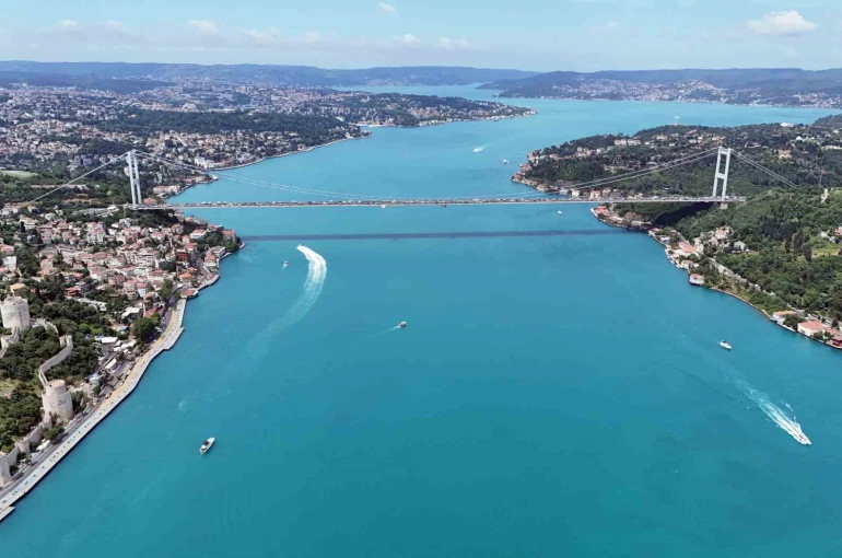 İstanbul Boğazı’nın turkuaz görünümü tabloya dönüştü