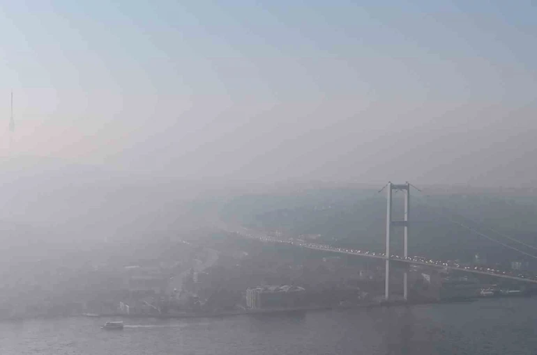İstanbul güne sisle uyandı: Edirnekapı’da sis bulutları arasında dalgalanan Türk Bayrağı görsel şölen sundu