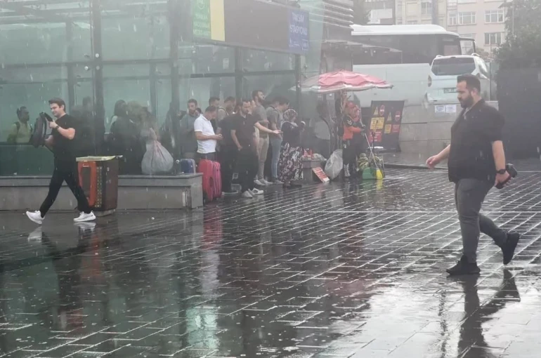 İstanbul güne yağmurla uyandı, kent bir nebze olsun serinledi