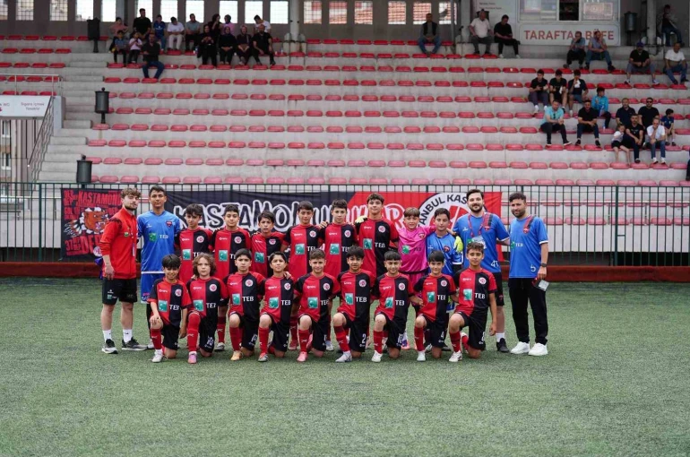 İstanbul Kastamonuspor U13 takımı şampiyon oldu