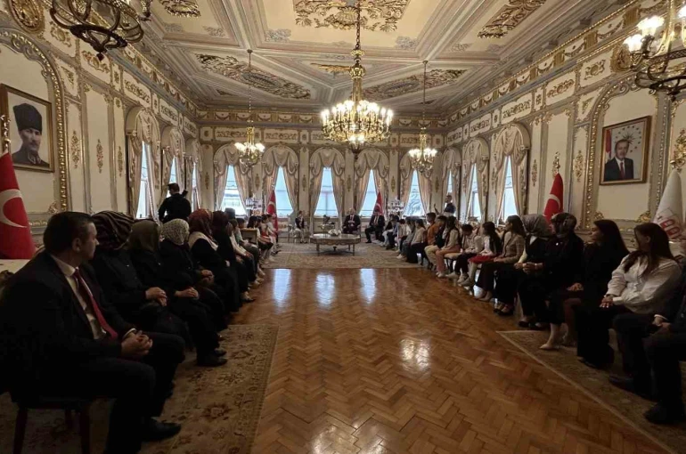 İstanbul Valisi Davut Gül koltuğunu 2’nci sınıfı Asmin Ayşe Aslan’a bıraktı