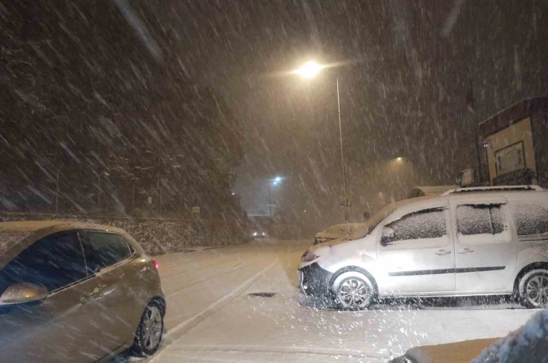 İstanbul yeni yıla karla girdi, yollar beyaza büründü