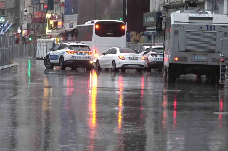 İstanbul’da 1 Mayıs önlemleri: Kadıköy Meydanı araç trafiğine kapatıldı 