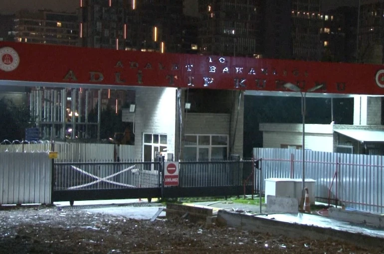 İstanbul’da ağabeyini öldürdükten sonra intihar eden gencin cenazesi adli tıbba kaldırıldı