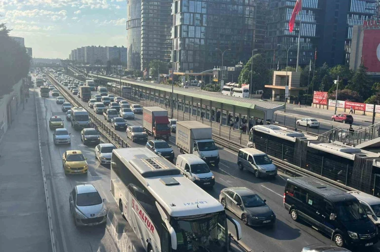İstanbul’da bayram tatili sonrası sabah saatlerinde trafik yoğunluğu oluştu