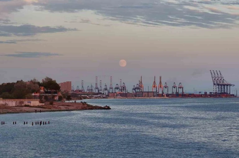 İstanbul’da dolunay Ambarlı limanıyla görüntülendi
