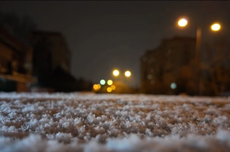 İstanbul’da gün boyu beklenen kar yağışı gece saatlerinde etkisini gösterdi