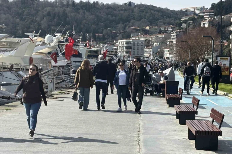 İstanbul’da güneşli havayı fırsat bilenler Bebek sahiline akın etti