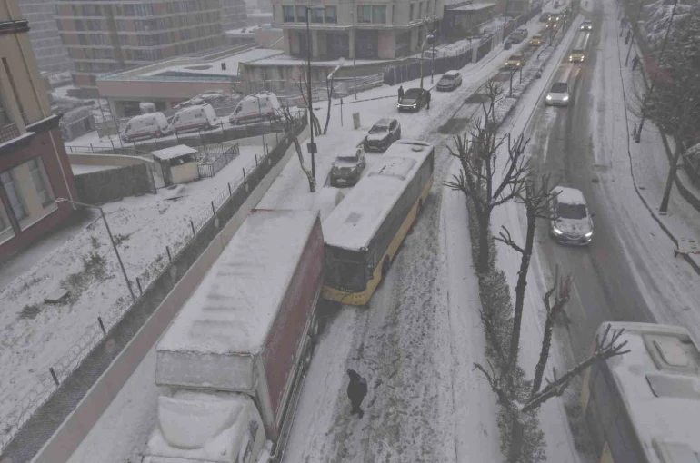 İstanbul’da kar kazaları da beraberinde getirdi, İETT otobüsü park halindeki kamyona çarptı