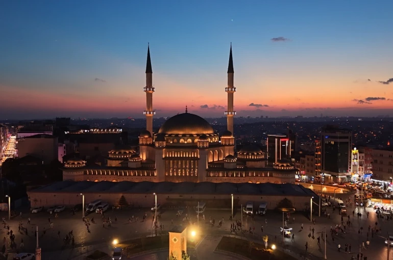 İstanbul’da Mevlid Kandili dualarla idrak edildi 