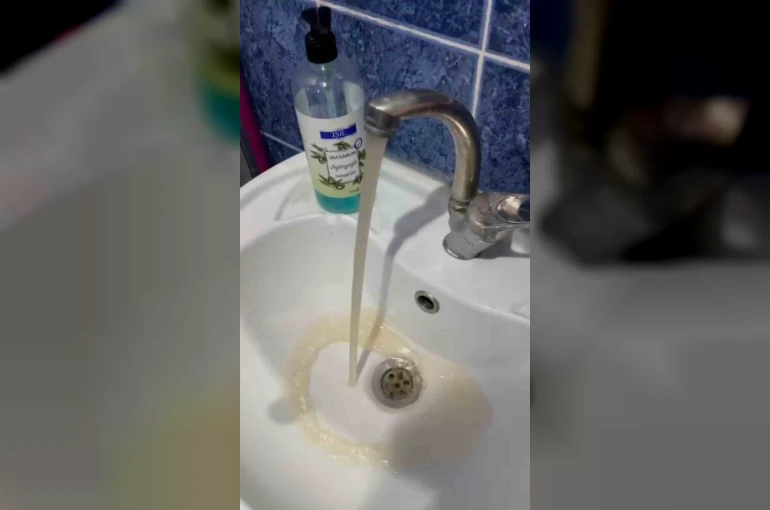 İstanbul’da musluklardan kirli su akmasına vatandaşlardan tepki 