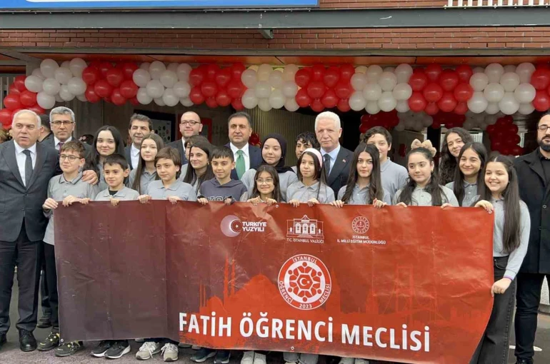 İstanbul’da okullarda karne heyecanı yaşandı