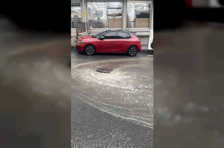 İstanbul’da sağanak nedeniyle rögarlar taştı, caddeler ve köprü altları göle döndü