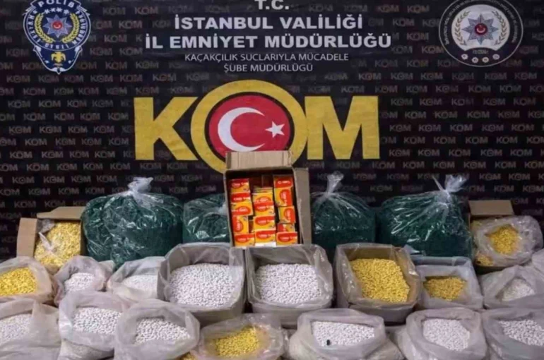 İstanbul’da sahte ve kaçak ilaç deposuna suçüstü baskın: 1,5 milyon sahte hap ele geçirildi, 2 gözaltı
