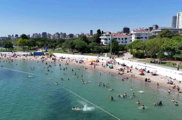 İstanbul’da sıcak hava sahillere akın ettirdi: Caddebostan’da deniz keyfi dronla görüntülendi 