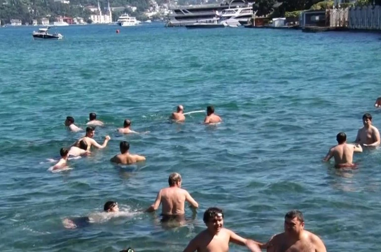 İstanbul’da termometreler 36 dereceyi gösterdi: Sıcaktan bunalan vatandaşlar sahillere akın etti