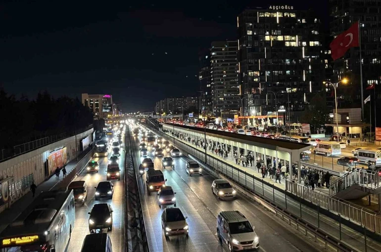 İstanbul’da trafik yoğunluğu yüzde 80’e ulaştı