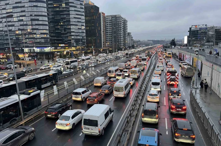 İstanbul’da trafik yoğunluğu yüzde 87’e ulaştı