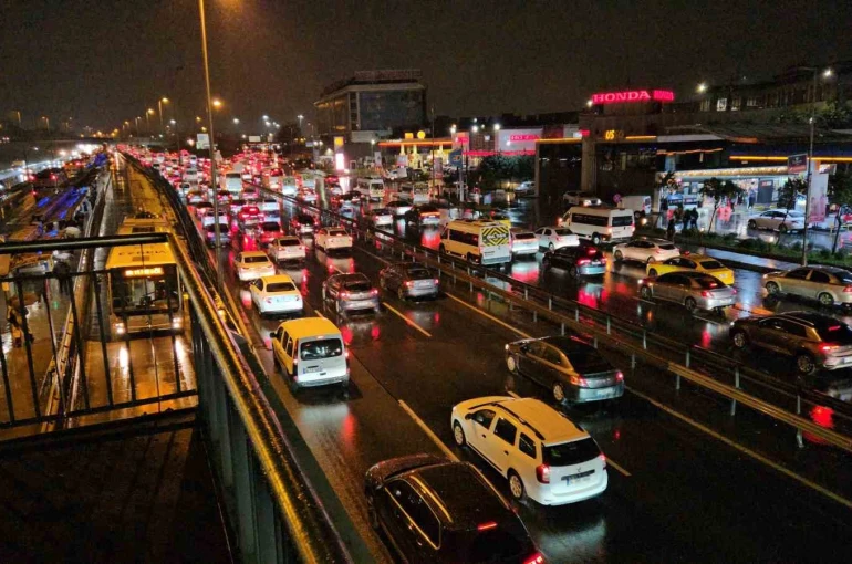 İstanbul’da yağışın da etkisiyle trafik durma noktasına geldi