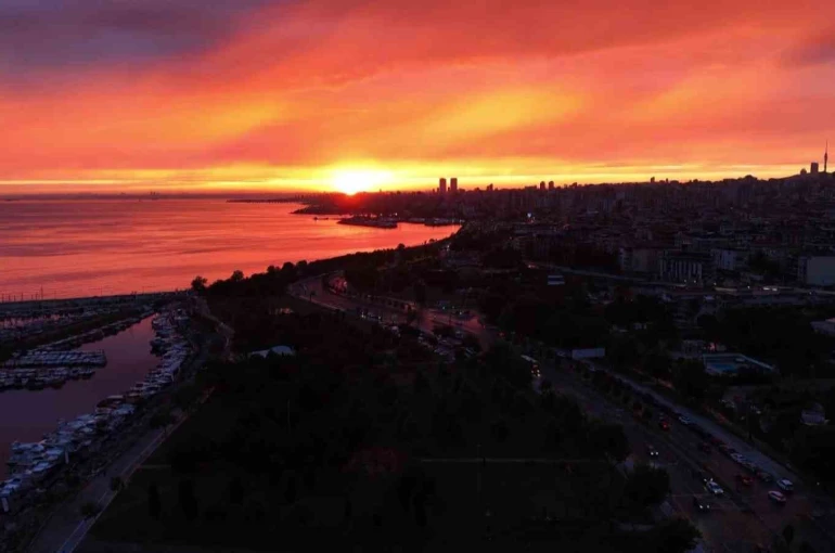 İstanbul’da yağmur sonrası gün batımı mest etti