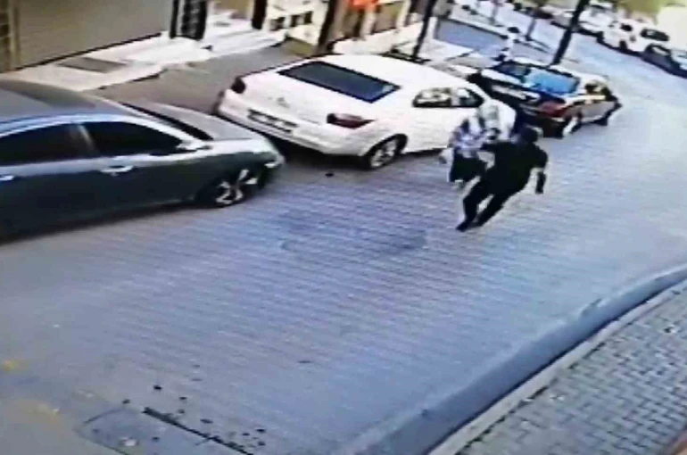 İstanbul’da yolda yürüyen kadının ensesine vurup kaçtı, o anlar kameraya yansıdı