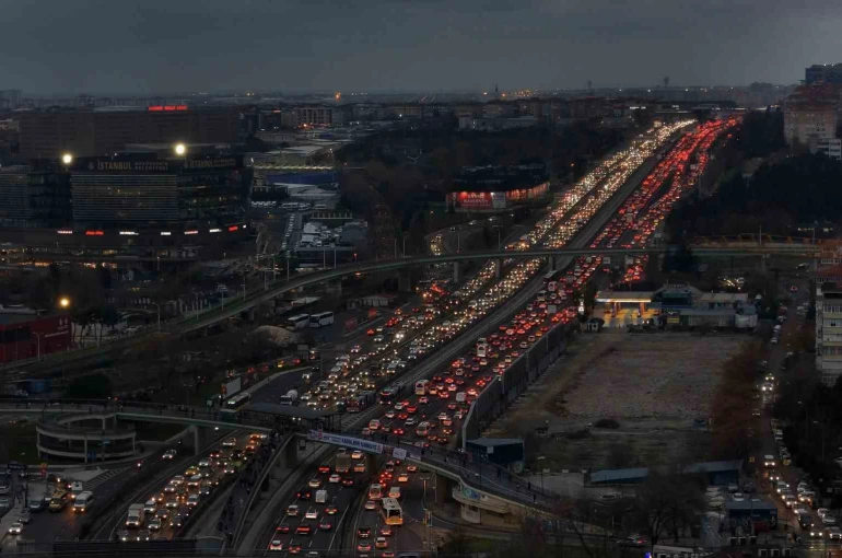 İstanbul’da yüzde 90’a varan trafik havadan görüntülendi