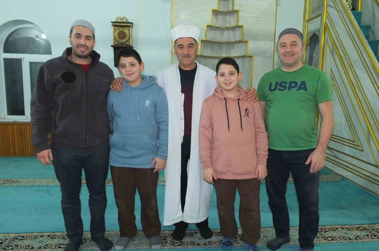 İstanbullu sevimli ikizler Burhaniye’ ye tatile geldi