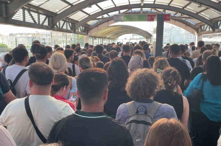 İstanbullunun ulaşım çilesi: Mecidiyeköy metrobüs istasyonunda yürüyen merdiven arızası yoğunluğa neden oldu