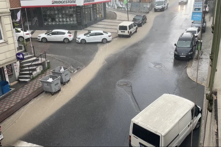 İstanbul’un birçok noktasında sağanak etkili oldu: Yollarda su birikintileri oluştu