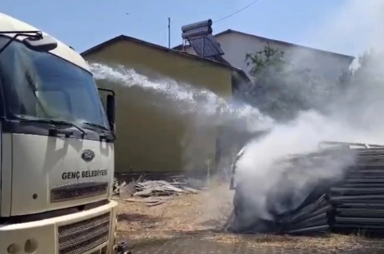 İstiflenen plastik pencereler alev aldı
