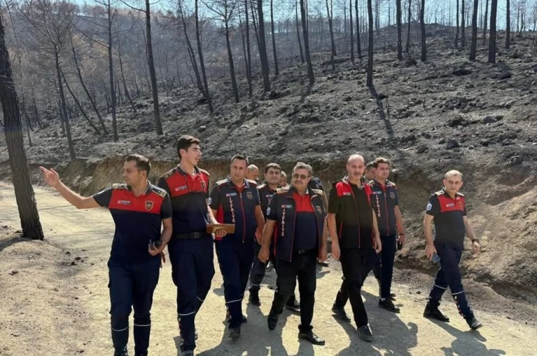 İtfaiye yetkilileri Antakya’da orman yangının yaşandığı bölgede inceleme yaptı