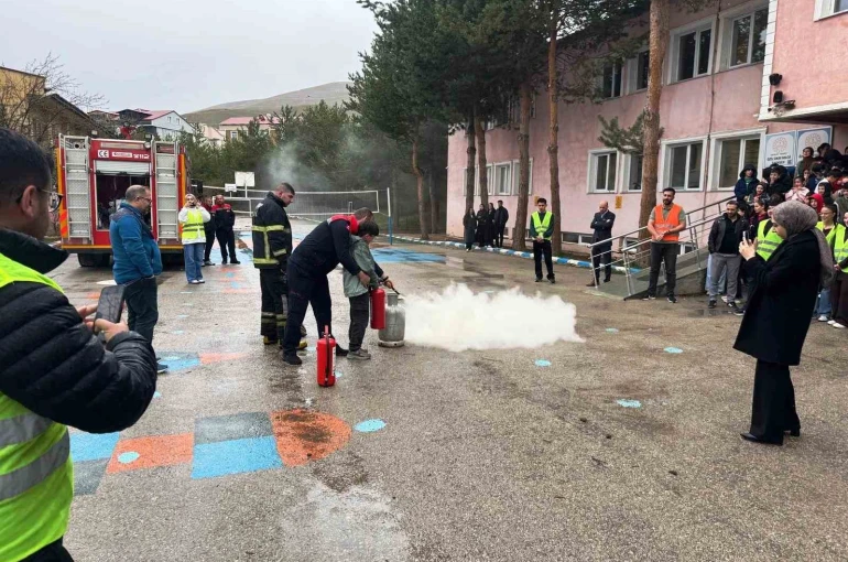 İtfaiyeden öğrencilere yangın eğitimi