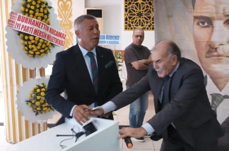 İYİ Parti kongresinde gergin anlar, kürsüyü bile devirdiler