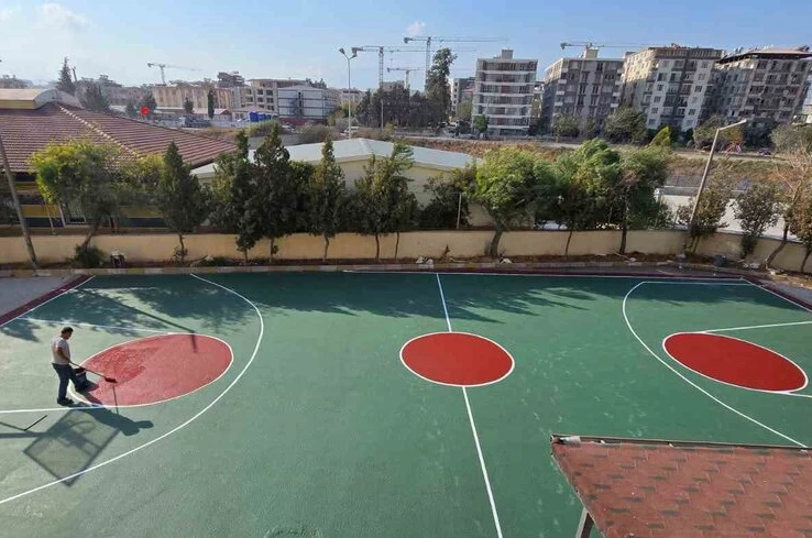 İZAKUT İzmir gönüllüleri Defne’de iki spor sahası yaptı