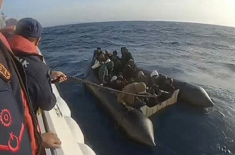 İzmir açıklarında 18 düzensiz göçmen yakalandı, 25 göçmen kurtarıldı